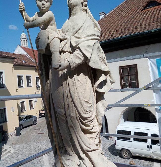 Sopron Orsolya téri Mária szobor restaurálása
