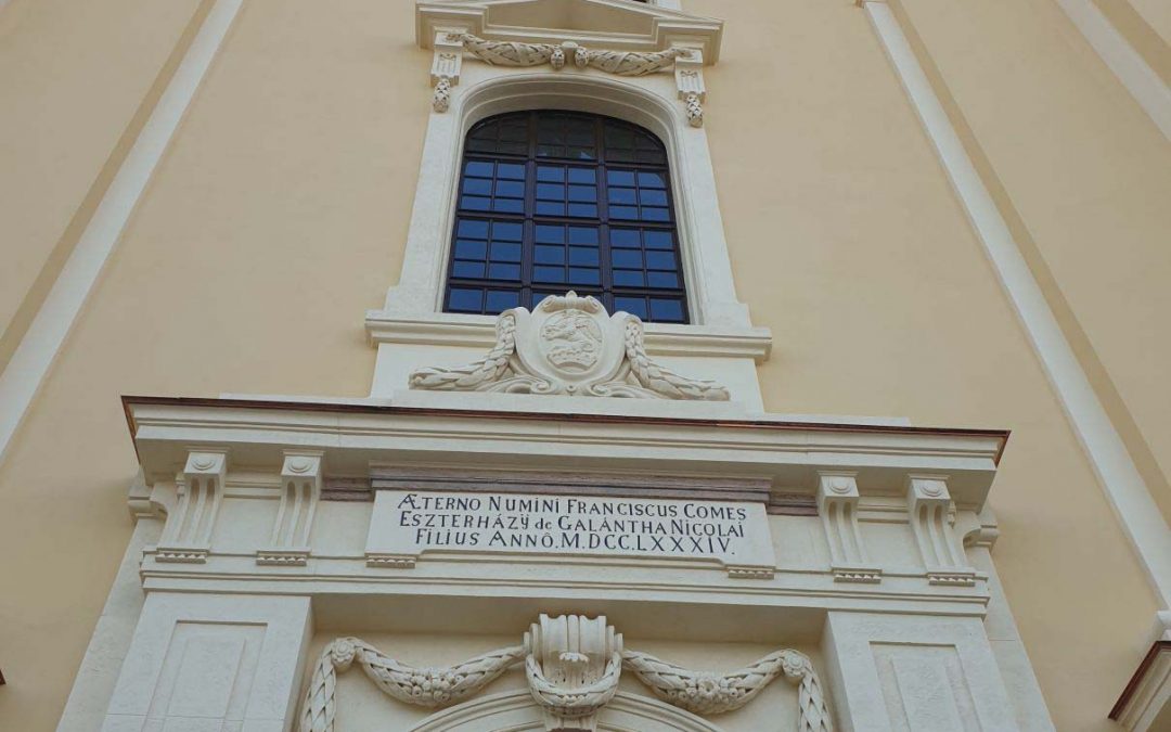 Tata Szent Kereszt Felmagasztalása Római Katolikus Templom homlokzati kőrestaurátor munkái