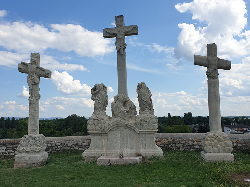 Tata Kálvária szoborcsoport restaurálása