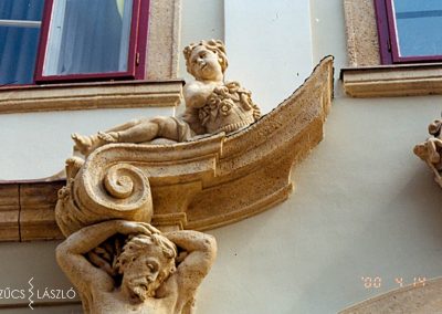 Budapest I., Táncsics Mihály u. 1. KÖH (most a Forster Központ Székháza) homlokzati kőrestaurálás, szoborrekonstrukció